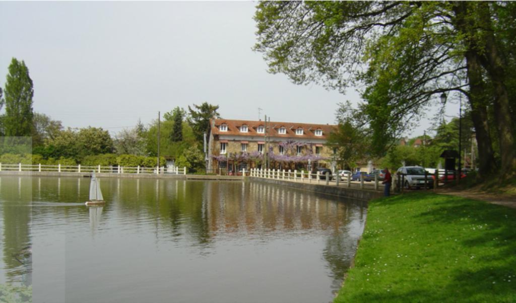 Au Bord Du Lac Hotel Saint-Remy-les-Chevreuse Exterior photo
